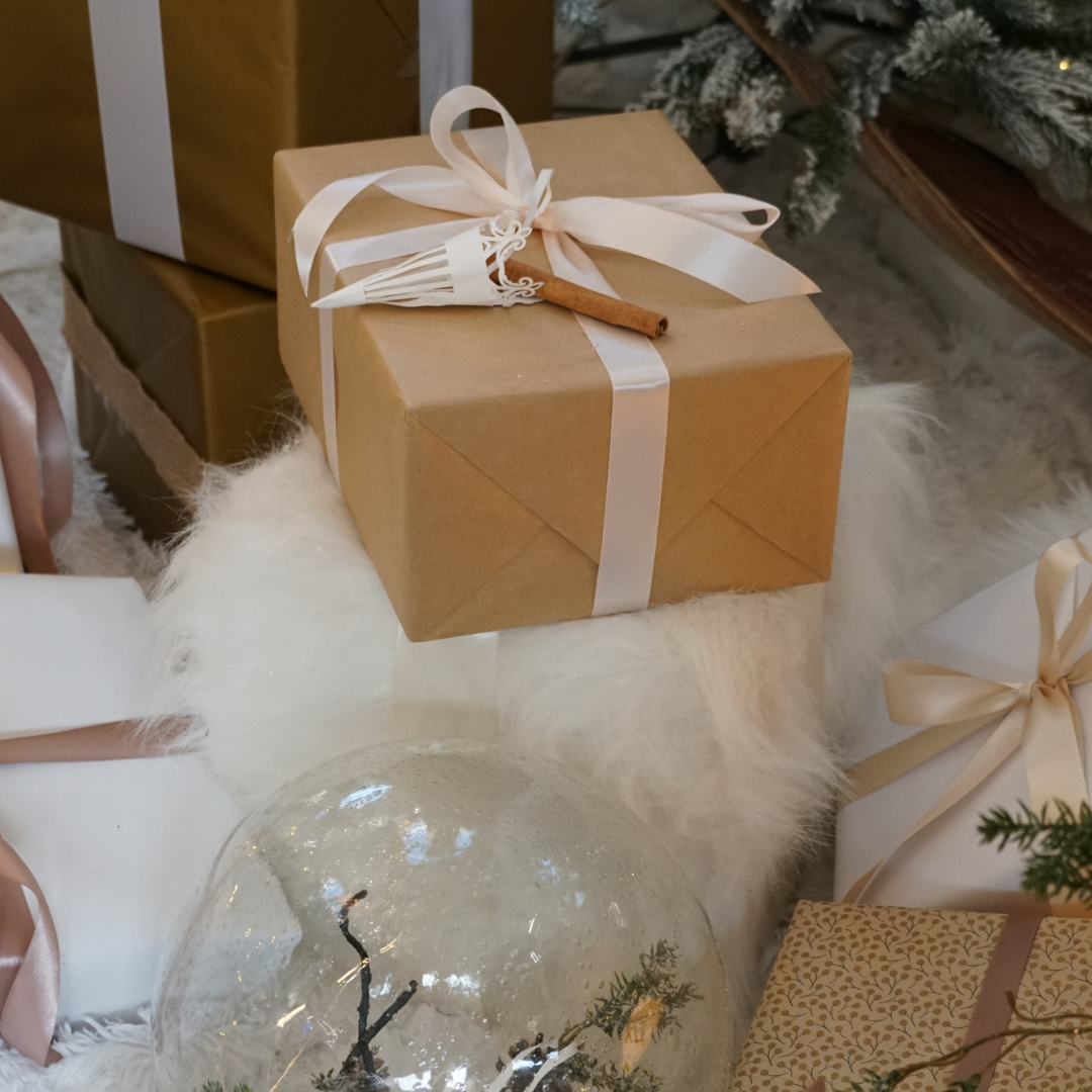 Juletræ med lys på torvet